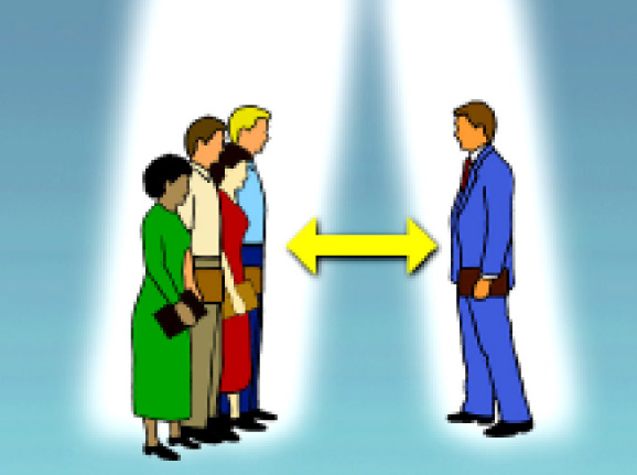 Personas en columnas de luz